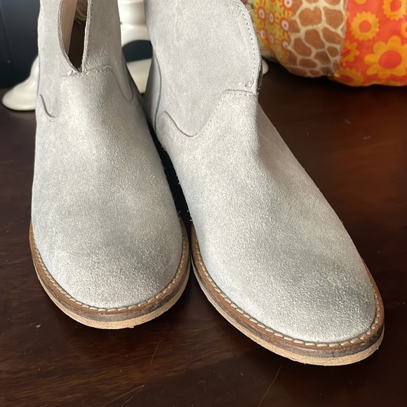 Ivylee Womens Grey Suede Split Front Pull On Low Heel Ankle 6.5 Booties - Picture 3 of 11